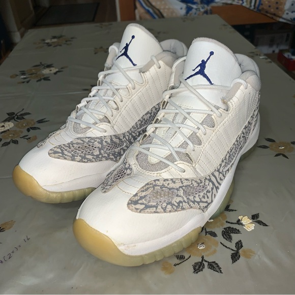 Nike Air Jordan XI 11 Retro Low Size 7Y Youth Basketball Sneakers Gray NBA - Picture 1 of 10